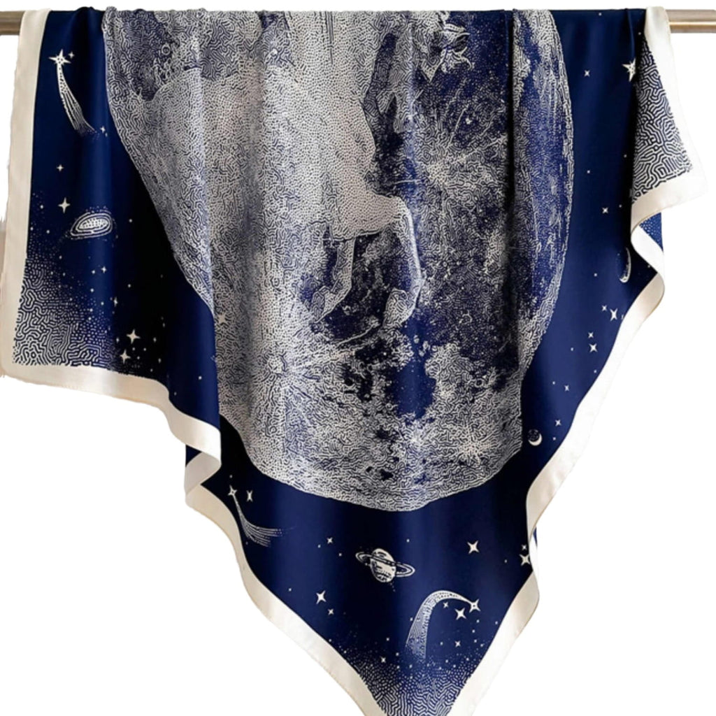 Kwadratowa apaszka o wymiarach 90x90 cm, z białym nadrukiem na granatowym tle, w pełnej okazałości | KAMEA | Spironik.pl