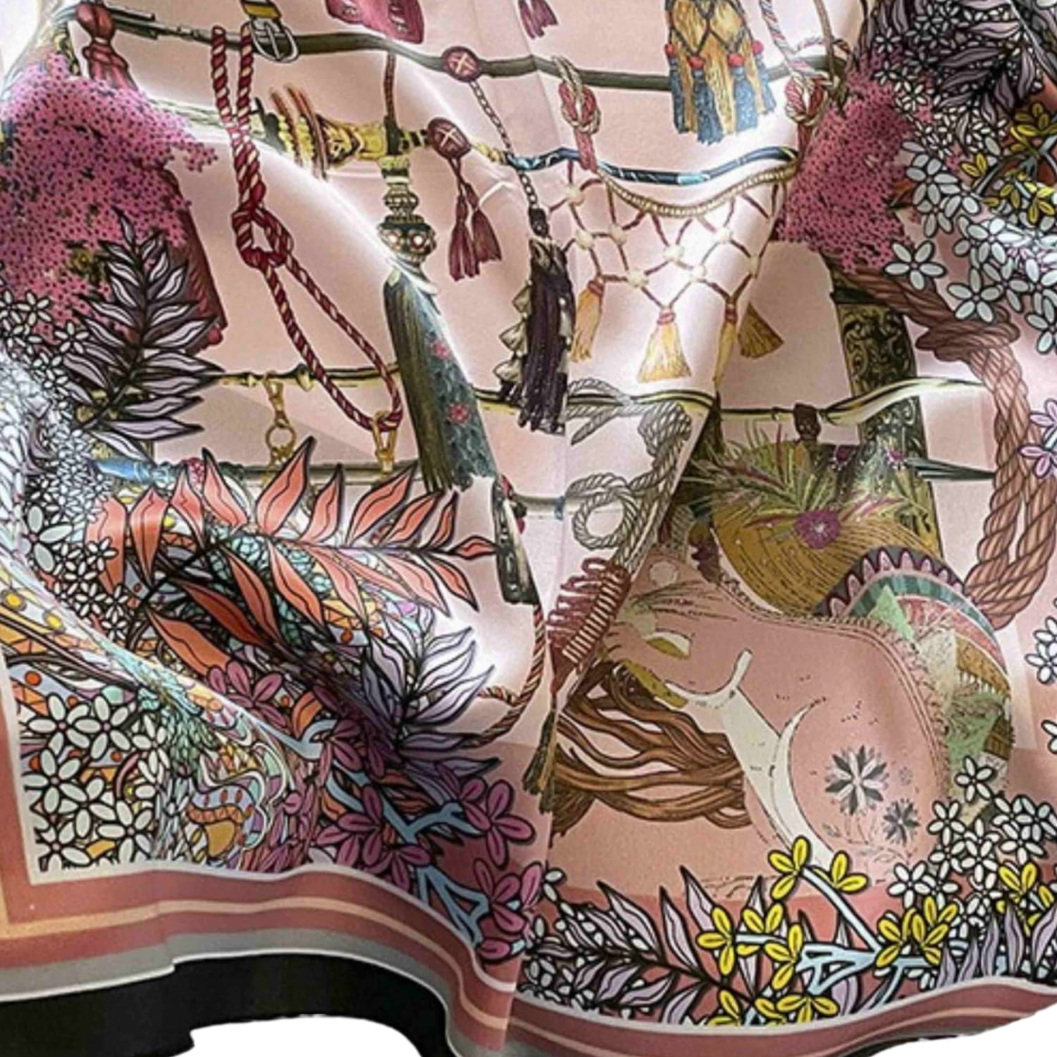 Bok apaszki z frędzlami, ukazujący jej delikatną fakturę i staranne wykończenie | KAMEA | Spironik.pl