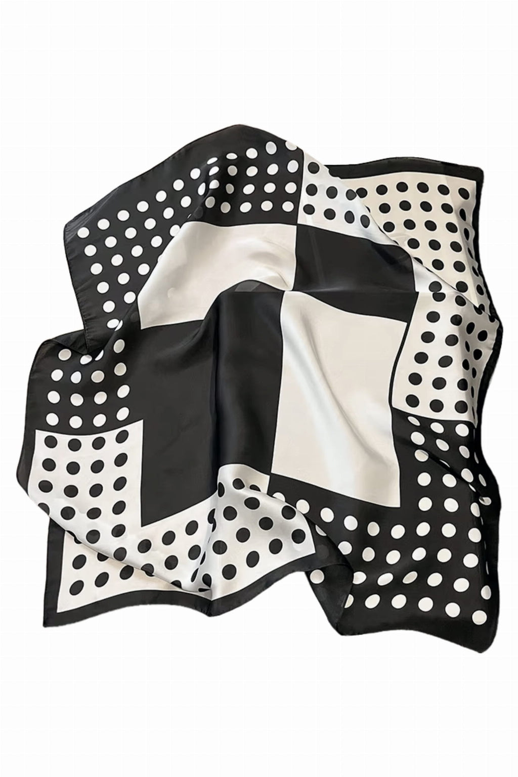 Apaszka 70x70 cm w użyciu, stylowo związana na szyi, idealna do codziennych i eleganckich stylizacji | KAMEA | Spironik.pl