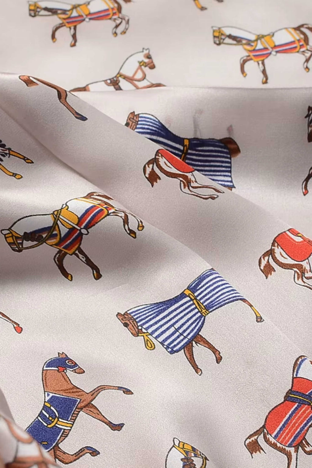 Apaszka w użyciu, stylizowana na klasyczny płaszcz w angielskim stylu | KAMEA | Spironik.pl