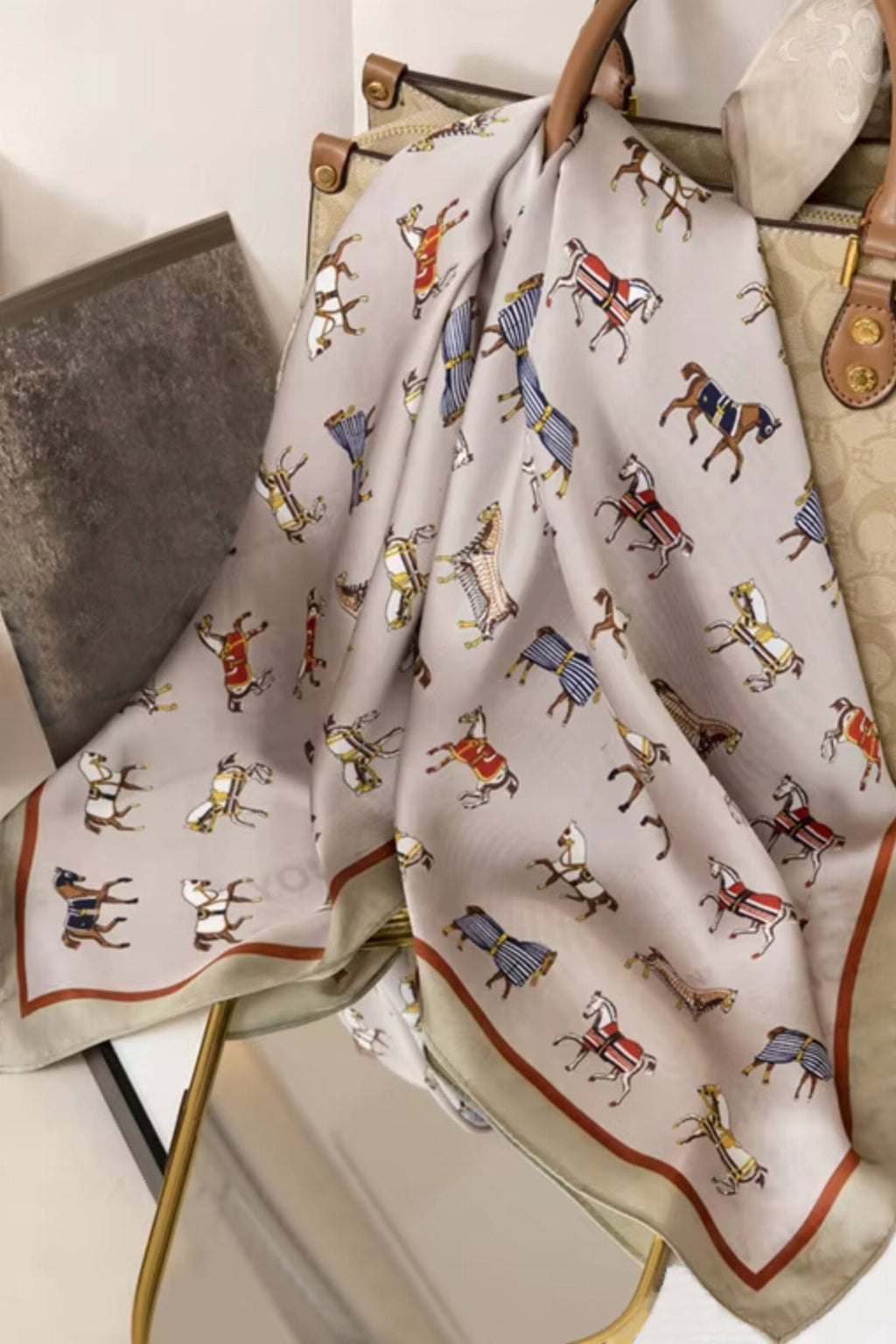 Przód apaszki z klasyczną ramką, idealna do stylizacji w beżu i karmelu | KAMEA | Spironik.pl