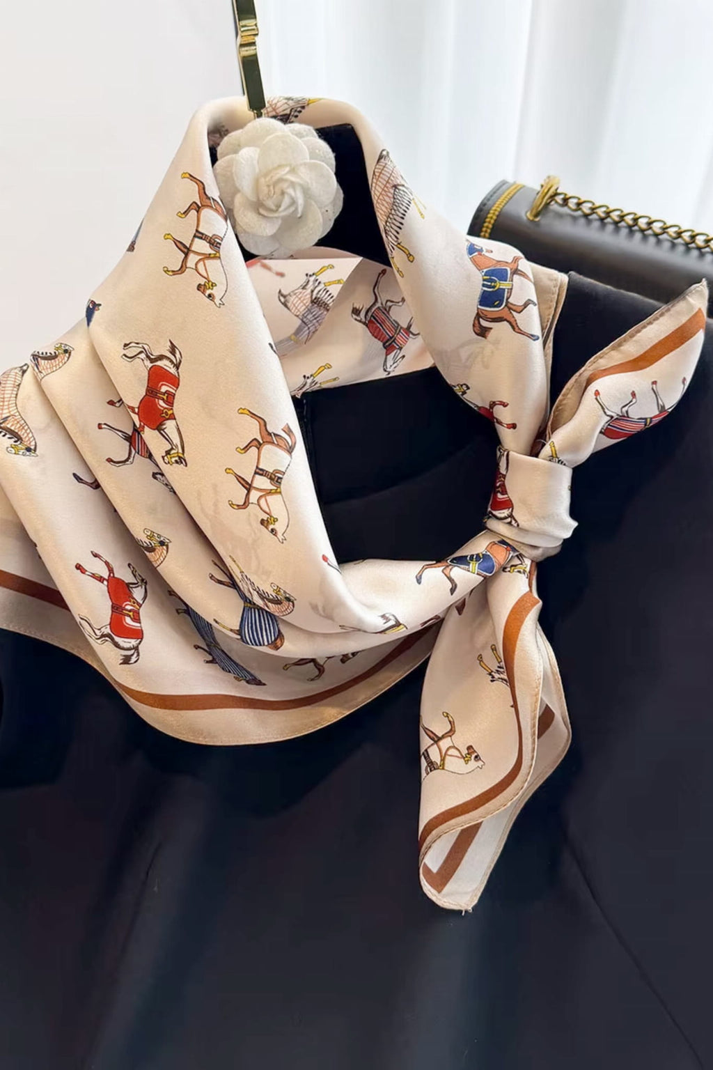 Zbliżenie na fakturę satynowego materiału apaszki, delikatnego w dotyku | KAMEA | Spironik.pl