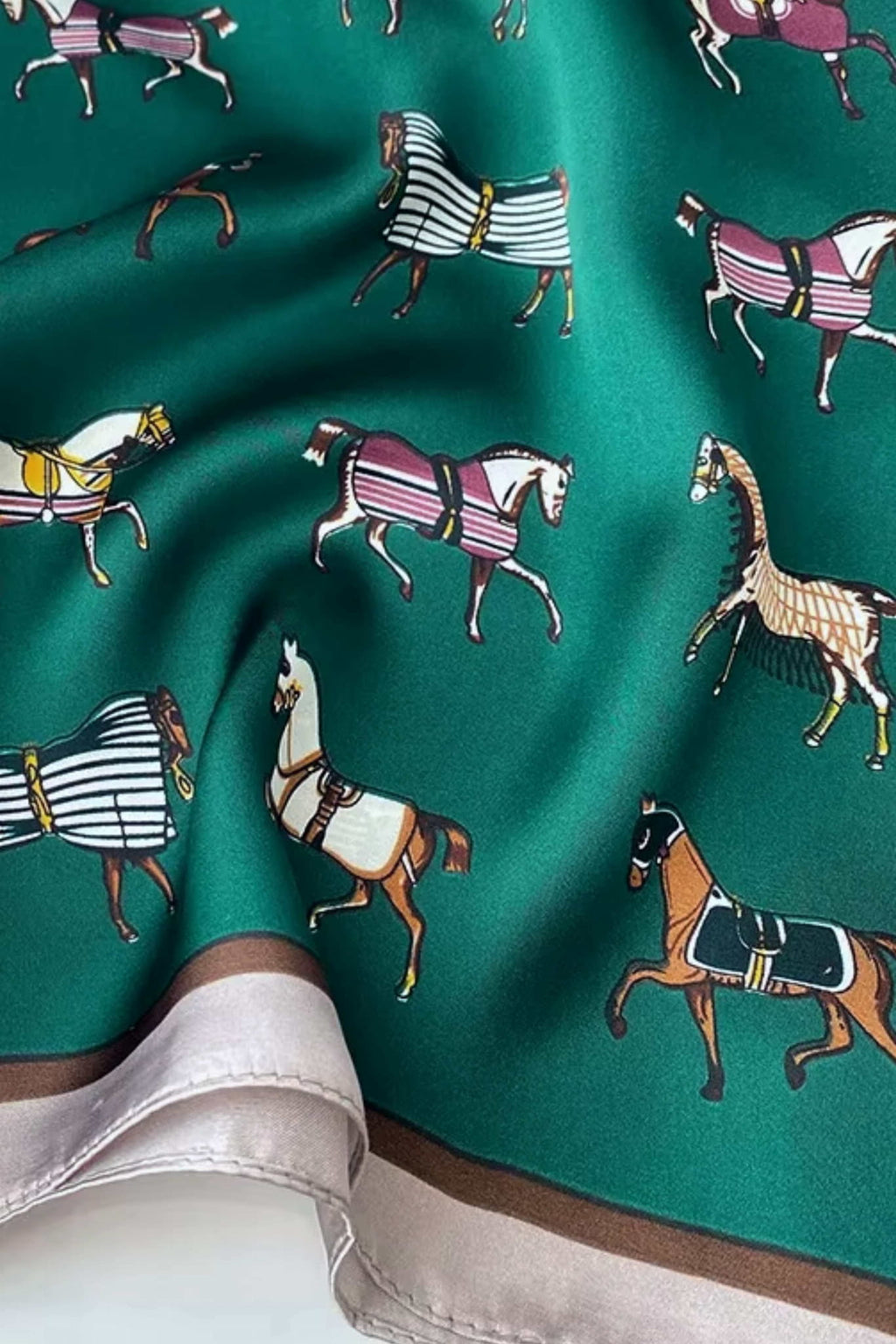 Apaszka, Model: FJ099-1//T40//19, Kolor: ciemny zielony, Skład materiału: 100% Poliester, Przeznaczenie: Wielosezonowe, Wymiary(długość/szerokość): 70cm/70cm (Apaszka, zdjęcie 3)