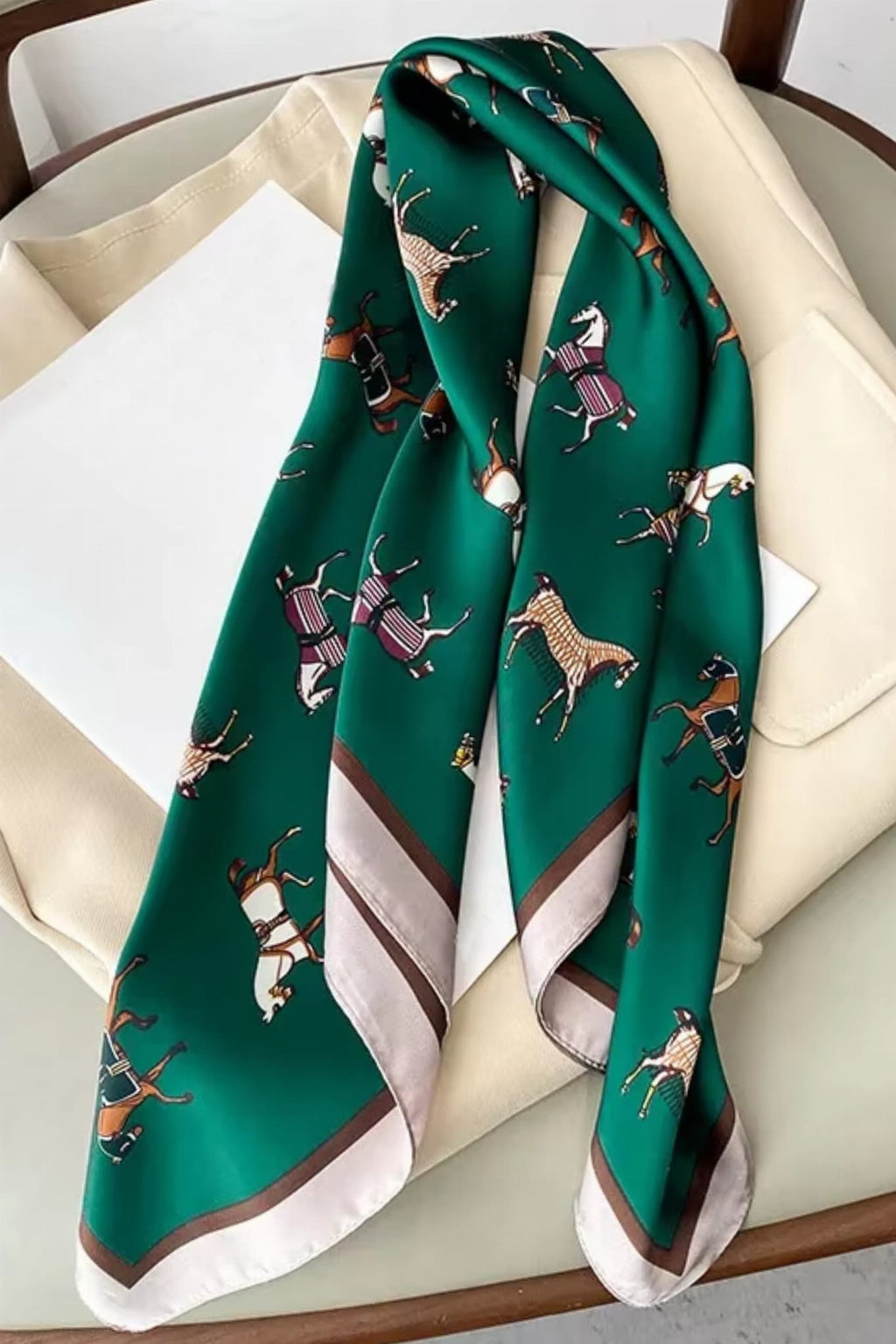 Apaszka, Model: FJ099-1//T40//19, Kolor: ciemny zielony, Skład materiału: 100% Poliester, Przeznaczenie: Wielosezonowe, Wymiary(długość/szerokość): 70cm/70cm (Apaszka, zdjęcie 7)