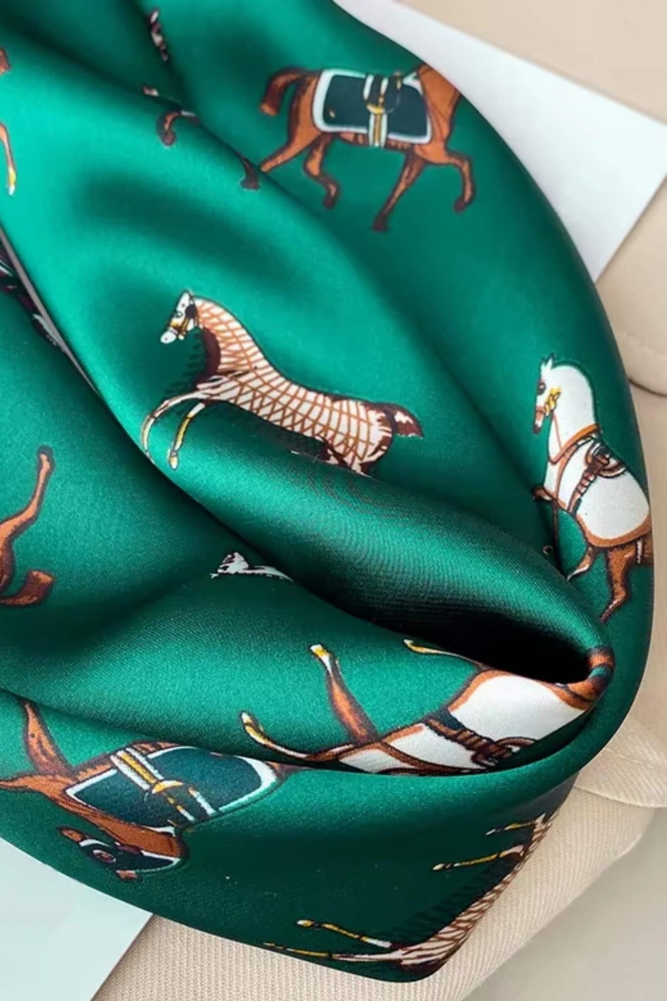 Apaszka, Model: FJ099-1//T40//19, Kolor: ciemny zielony, Skład materiału: 100% Poliester, Przeznaczenie: Wielosezonowe, Wymiary(długość/szerokość): 70cm/70cm (Apaszka, zdjęcie 4)