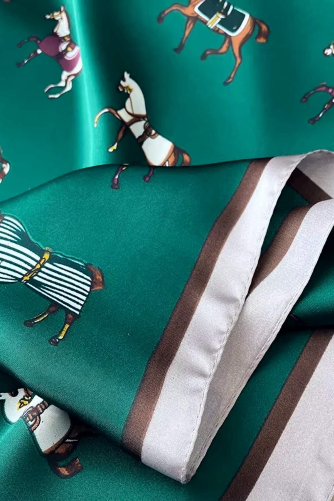 Apaszka, Model: FJ099-1//T40//19, Kolor: ciemny zielony, Skład materiału: 100% Poliester, Przeznaczenie: Wielosezonowe, Wymiary(długość/szerokość): 70cm/70cm (Apaszka, zdjęcie 5)