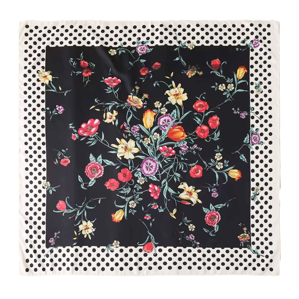 Šátek v použití jako ozdoba na kabelku, podtrhující moderní charakter stylizace | KAMEA | Spironik.pl