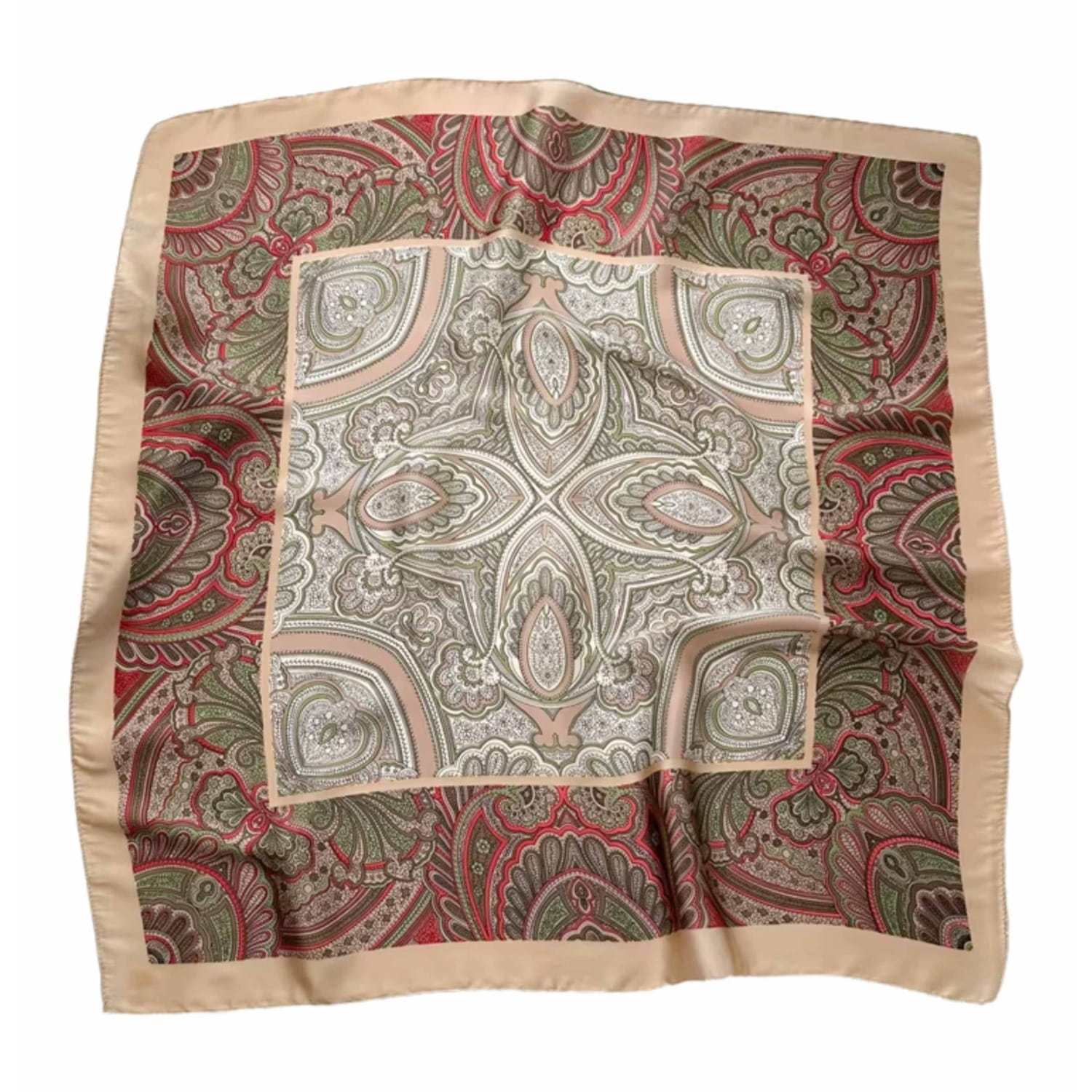 Apaszka etniczna na tle naturalnych tkanin, idealna do wiosennych i letnich stylizacji | KAMEA | Spironik.pl