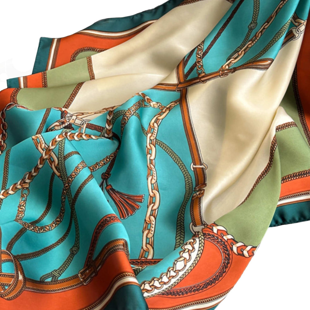 Apaszka satynowa w skali, leżąca na tle, podkreślająca jej wymiary 70x70 cm | KAMEA | Spironik.pl