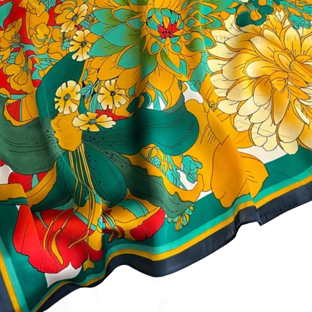 Apaszka w użyciu, dodająca koloru do klasycznej białej koszuli lub letniej sukienki | KAMEA | Spironik.pl