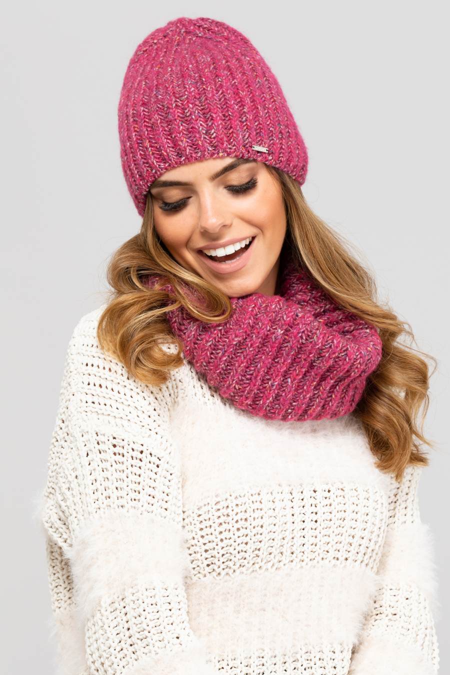 Czapki, Model: Alicante, Kolor: malinowy, Skład materiału: 26% Poliakryl; 24% Wełna; 16% Poliamid; 15% Poliester; 9%  Bawełna; 7% Jedwab; 3% Wiskoza, Przeznaczenie: Jesień/Zima, Rozmiar: Uniwersalny (54-60) (Czapki, zdjęcie 3)