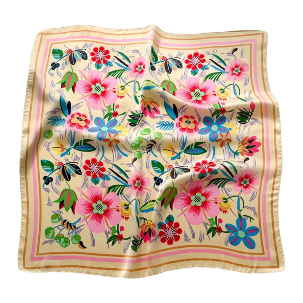 Apaszka satynowa z kwiatowym wzorem leżąca na stole, ukazująca jej delikatność i kolorystykę | KAMEA | Spironik.pl