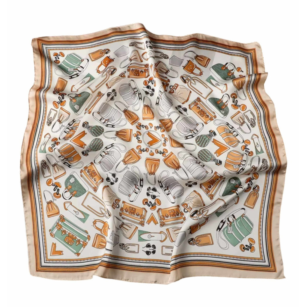 Apaszka w użyciu, stylizowana na casualowy look, z widocznym wzorem torebek i dodatków w zieleni i karmelu | KAMEA | Spironik.pl