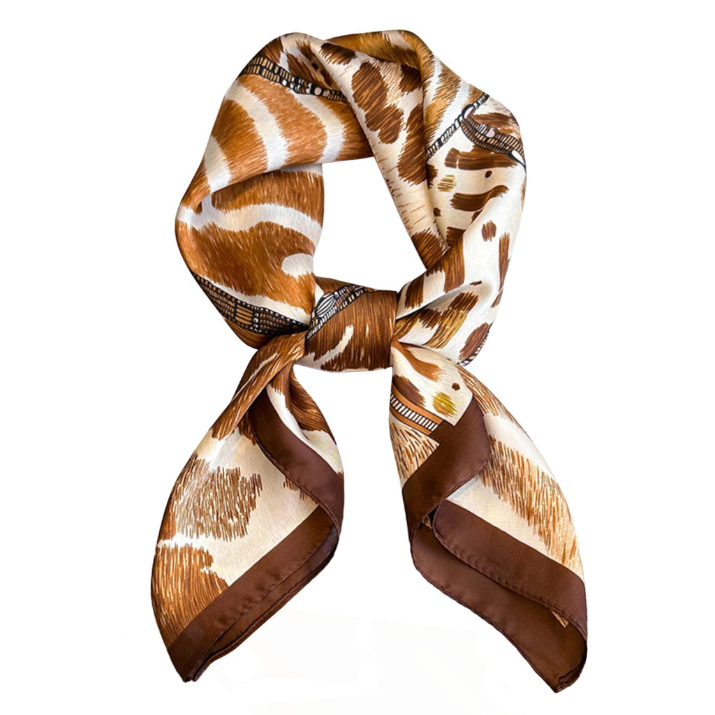 Zbliżenie na wzory zwierzęce apaszki, podkreślające harmonijne połączenie kolorów i deseniów | KAMEA | Spironik.pl