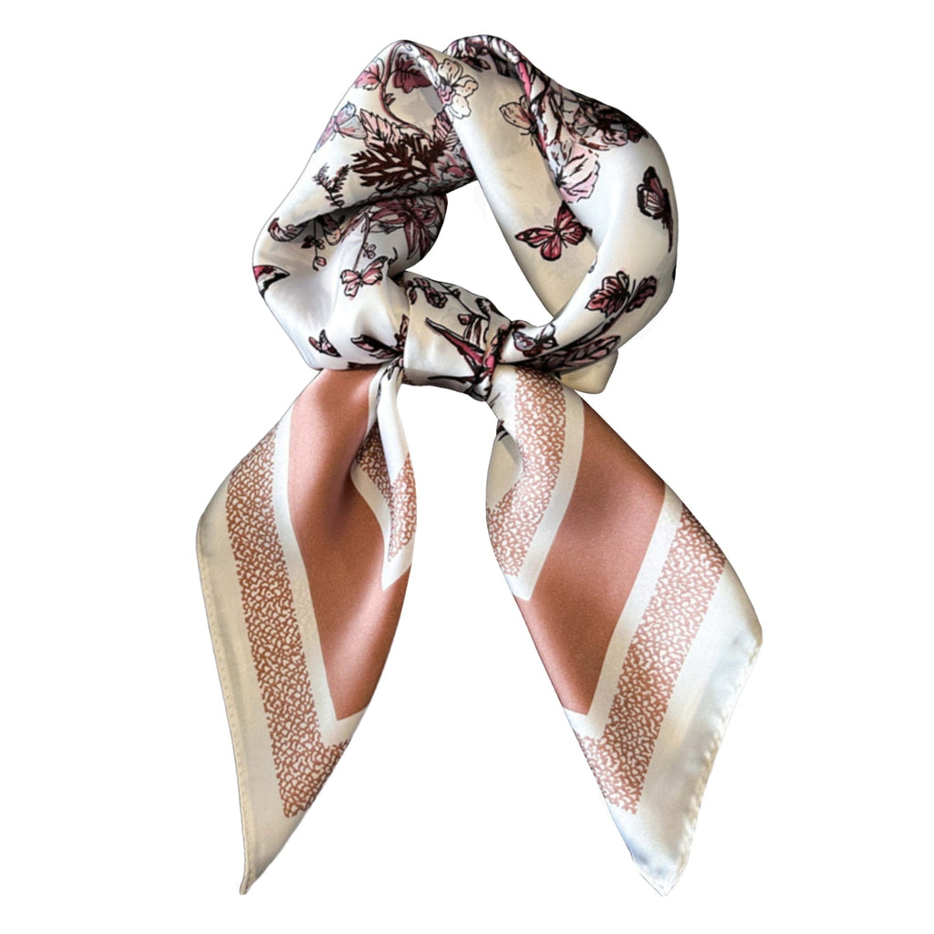 Apaszka z motylami rozwieszona na płasko, eksponująca pastelowe kolory i wzór | KAMEA | Spironik.pl