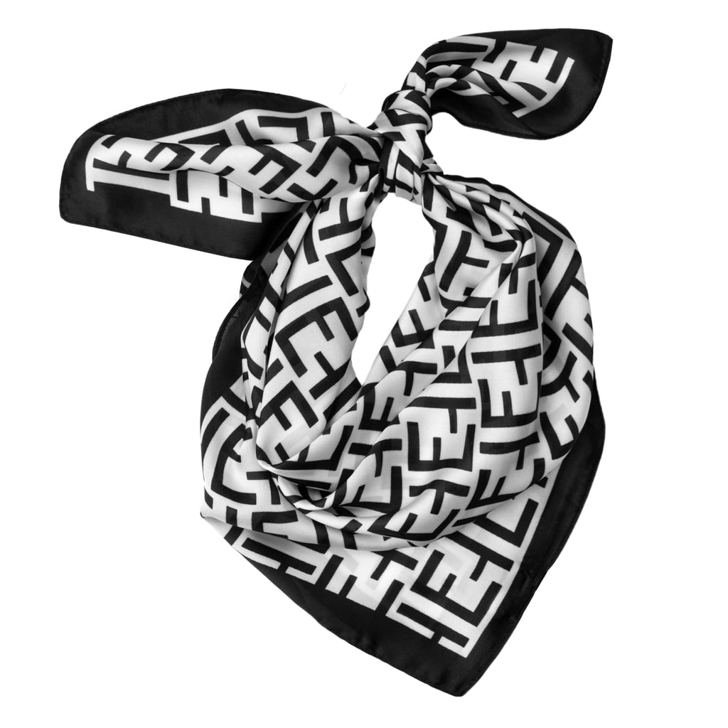 Apaszka na tle klasycznego trencza, podkreślająca elegancję i nowoczesny design | KAMEA | Spironik.pl