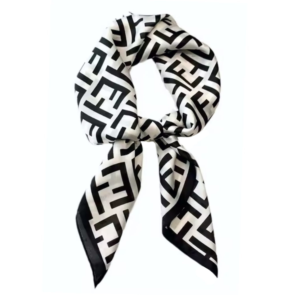 Zbliżenie na geometryczny wzór apaszki, ukazujące precyzyjne detale i kontrastujące kolory | KAMEA | Spironik.pl