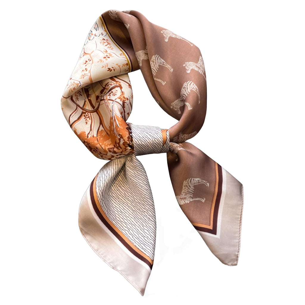 Apaszka w użyciu, stylizowana na klasyczny sposób, podkreślająca naturalny look | KAMEA | Spironik.pl