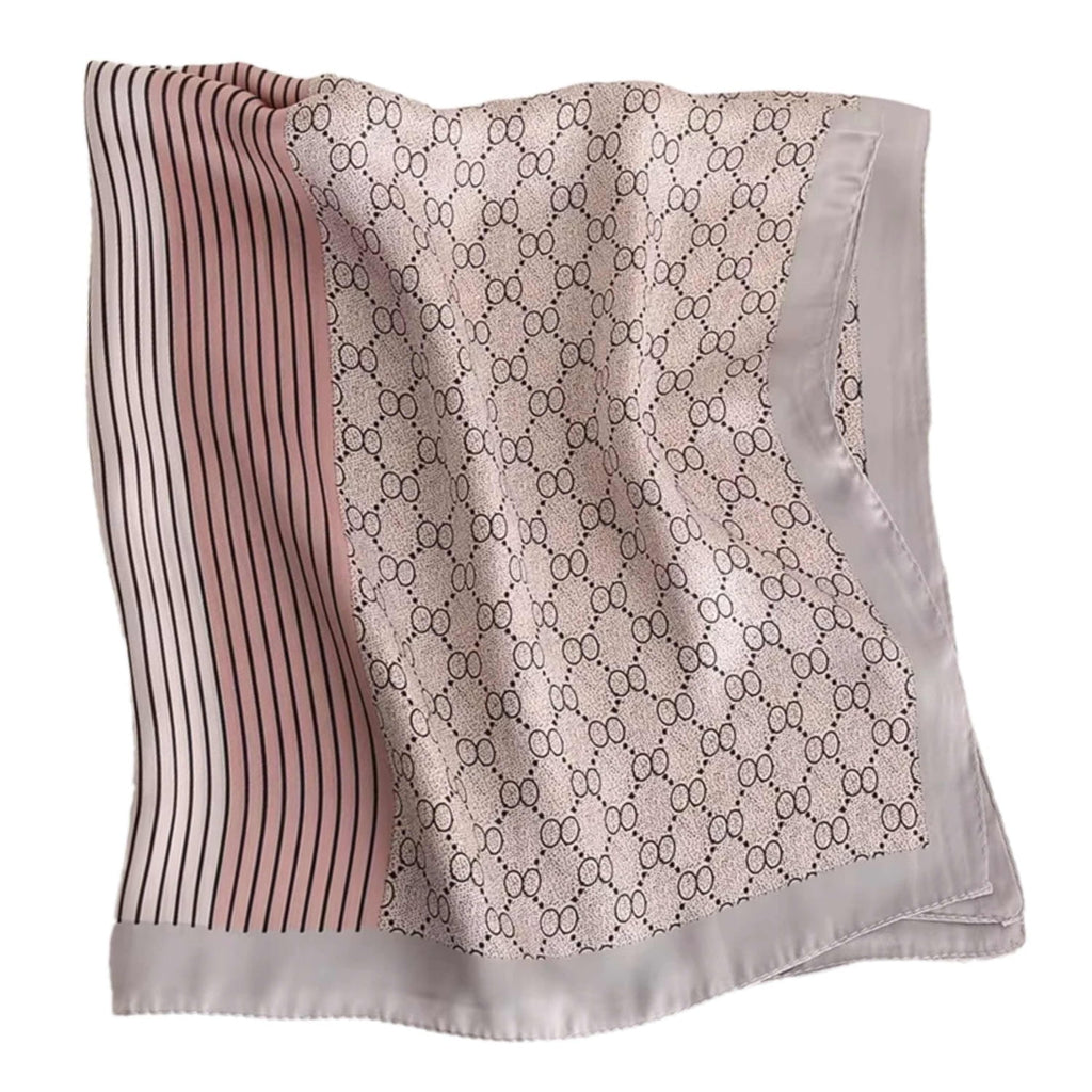 Apaszka złożona na stole, prezentująca geometryczny wzór i subtelny połysk materiału | KAMEA | Spironik.pl