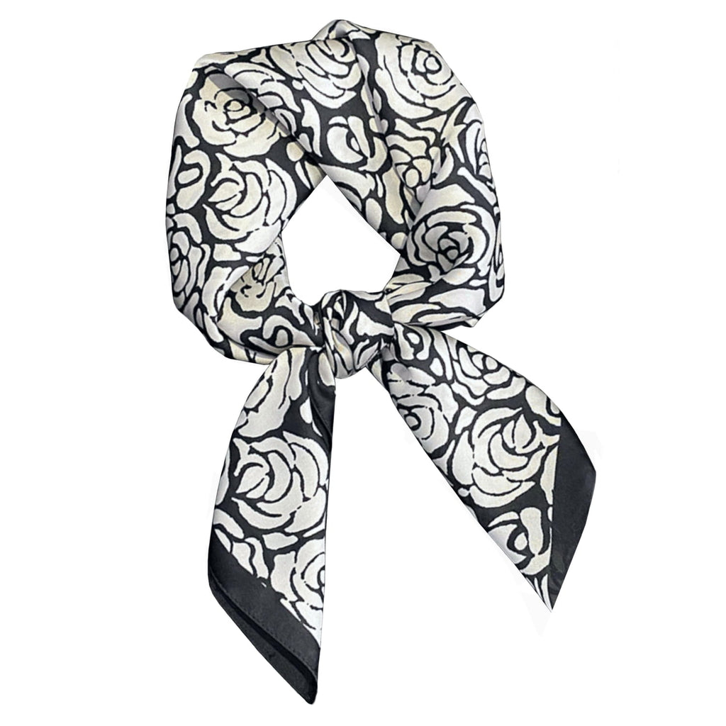 Bok satynowej apaszki w czarno-białe róże, ukazujący jej miękką fakturę i połysk materiału | KAMEA | Spironik.pl