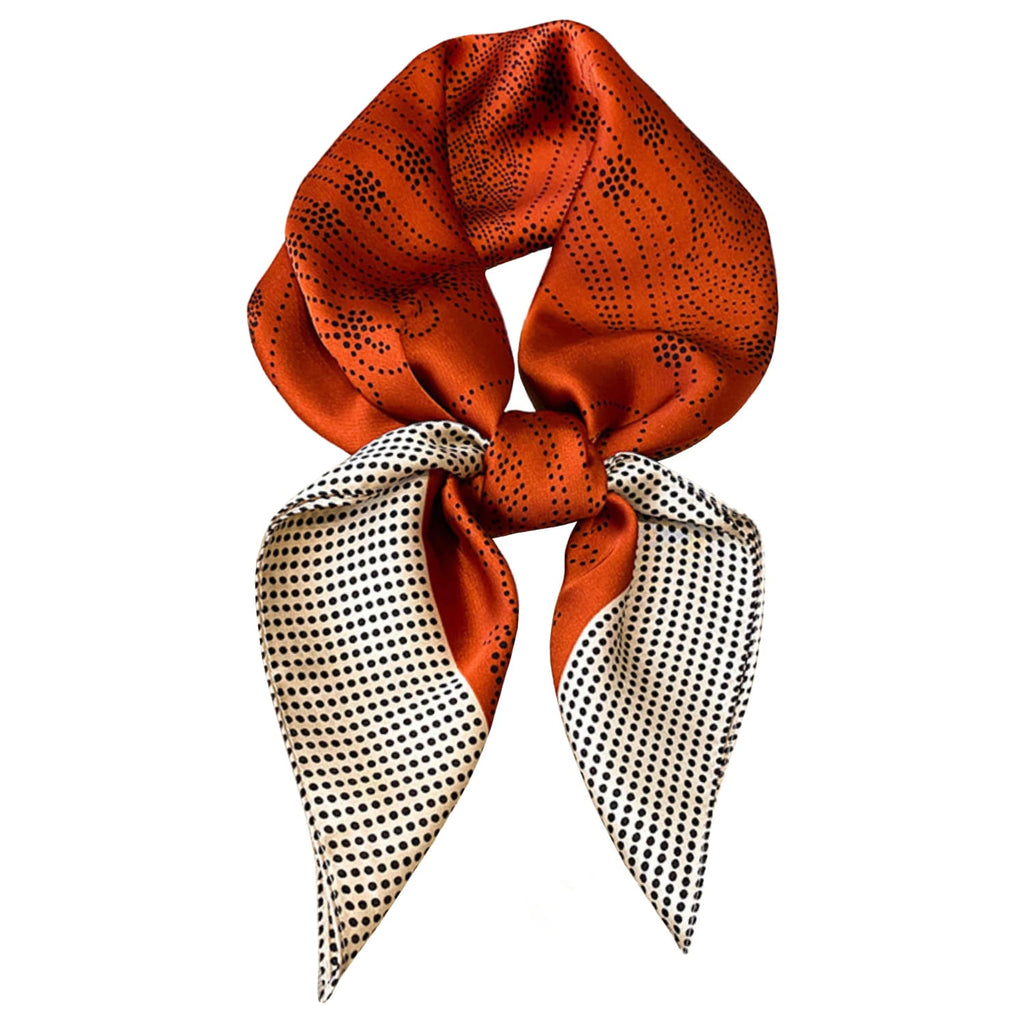 Zbliżenie na miedzianą apaszkę, podkreślające detale czarnego wzoru i białej ramki | KAMEA | Spironik.pl