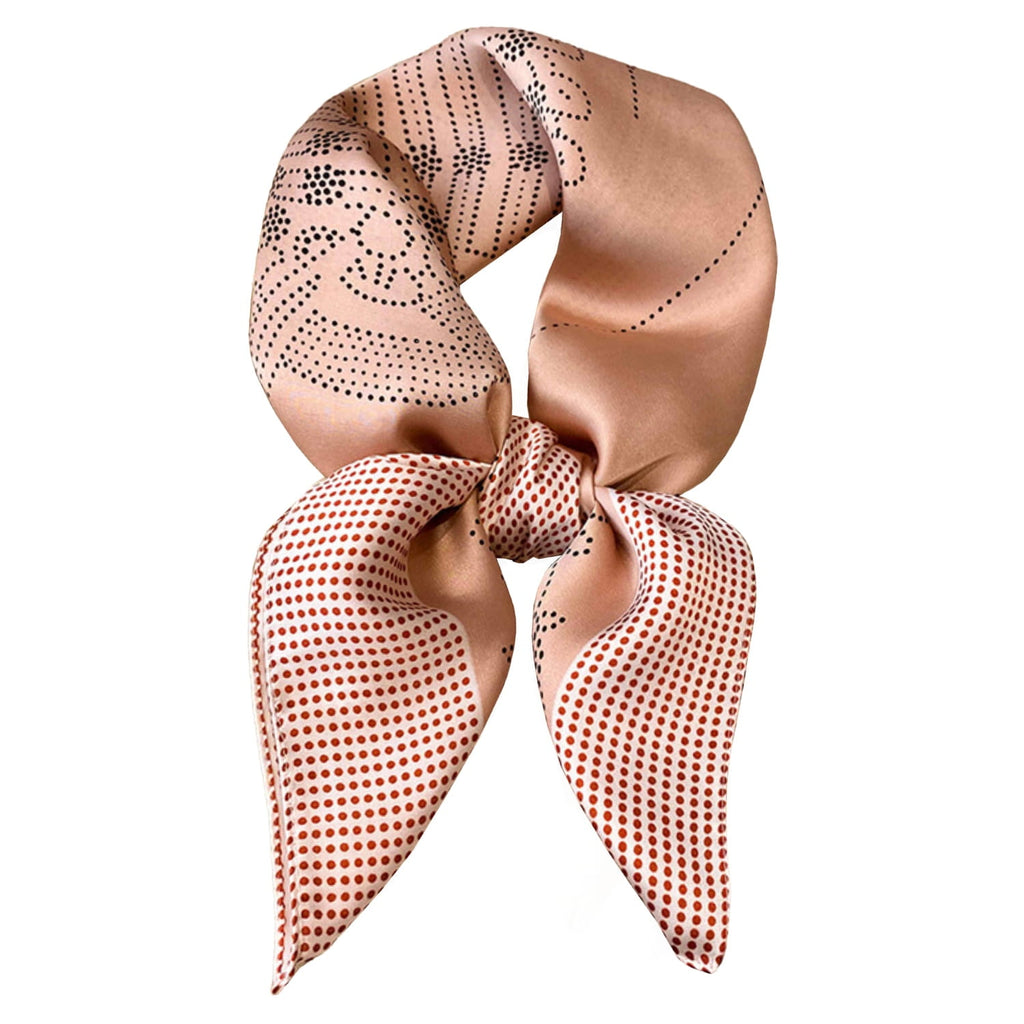 Apaszka w użyciu jako opaska na głowę, dodająca lekkości i kobiecości każdej stylizacji | KAMEA | Spironik.pl
