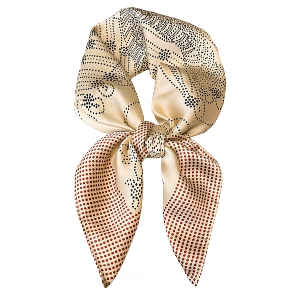 Apaszka w użyciu, stylizowana na szyi, prezentująca elegancki kremowy kolor i nowoczesny wzór w czerni | KAMEA | Spironik.pl