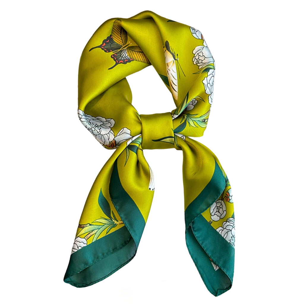 Apaszka w użyciu, zestawiona z białą koszulą, dodająca lekkości i elegancji wiosennej stylizacji | KAMEA | Spironik.pl