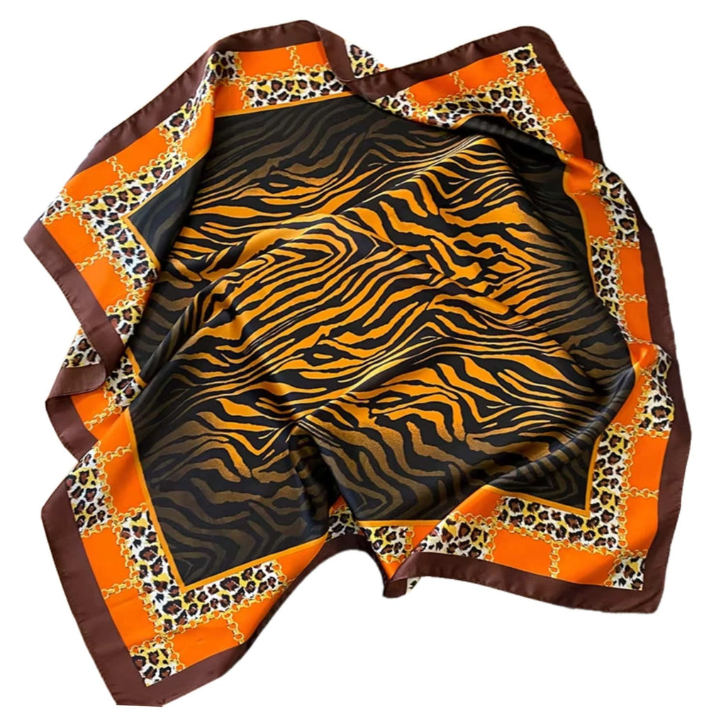 Apaszka w użyciu jako opaska na głowę, dodająca charakteru casualowej stylizacji | KAMEA | Spironik.pl