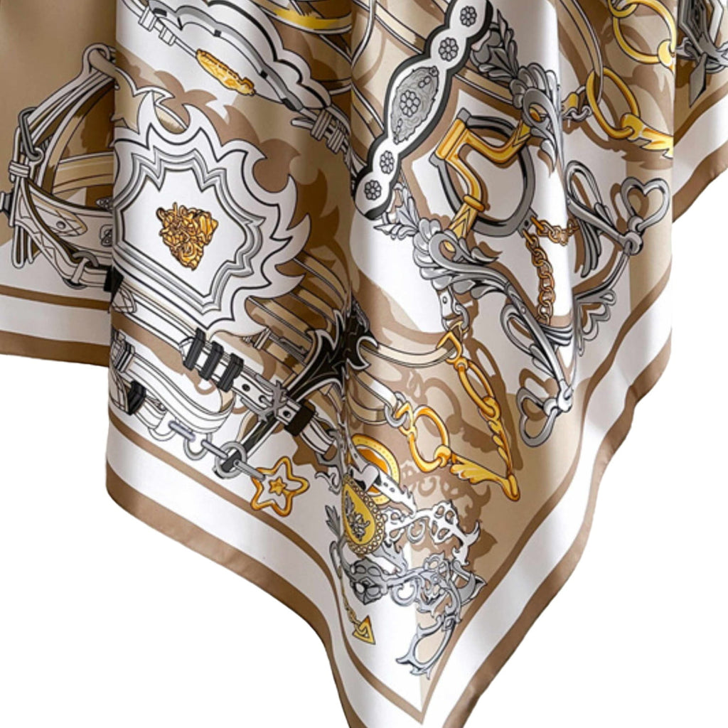 Apaszka z motywem łańcuchów, prezentująca się na tle eleganckiego stroju biznesowego | KAMEA | Spironik.pl