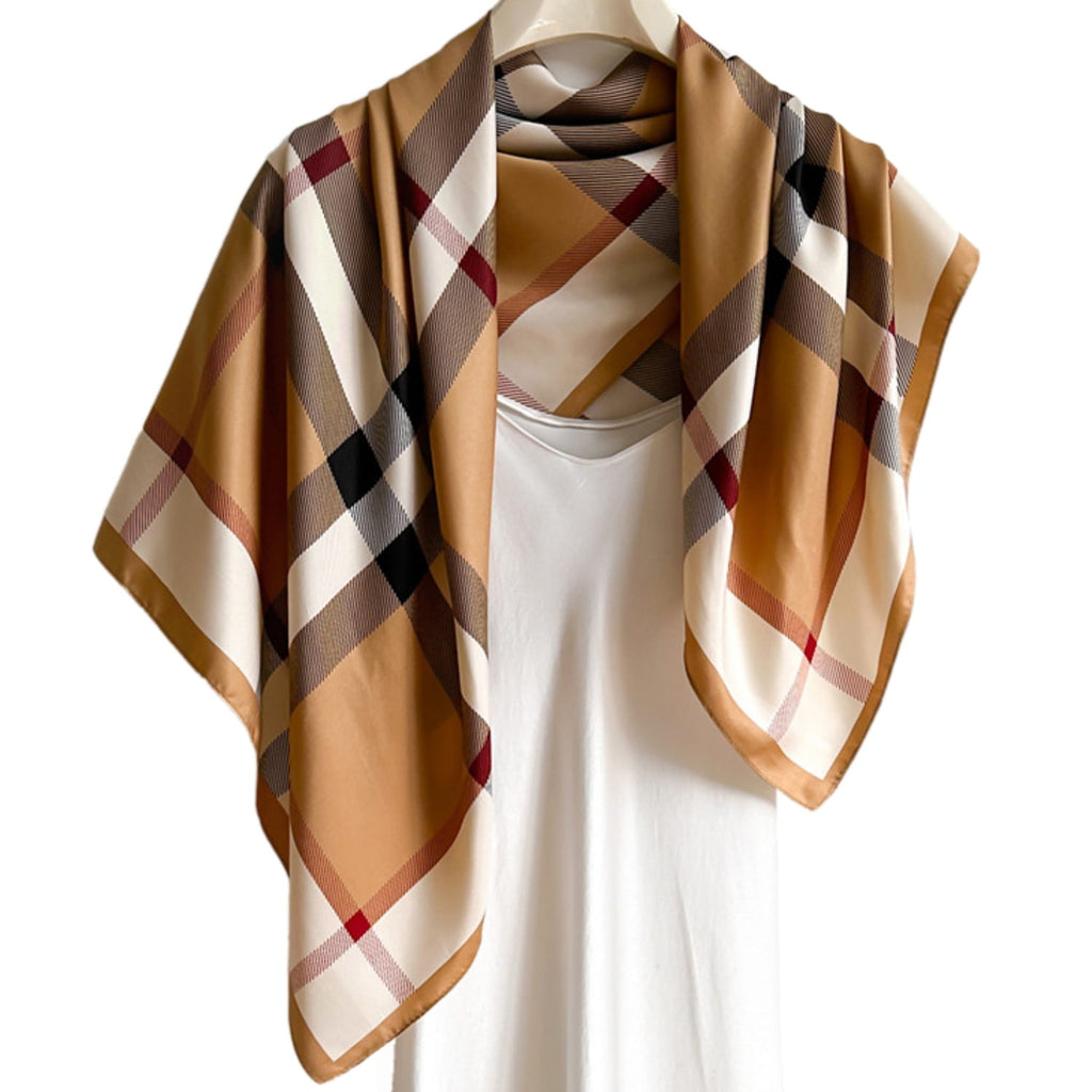 Apaszka w użyciu, stylowo związana na szyi, dodająca elegancji codziennej stylizacji | KAMEA | Spironik.pl