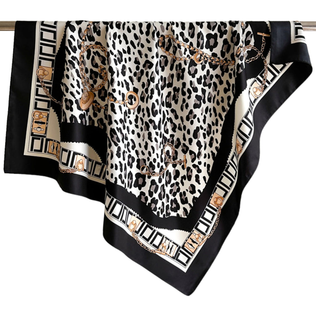 Faktura satynowej apaszki z motywem panterki, podkreślająca jej wysoką jakość i ekskluzywny styl | KAMEA | Spironik.pl