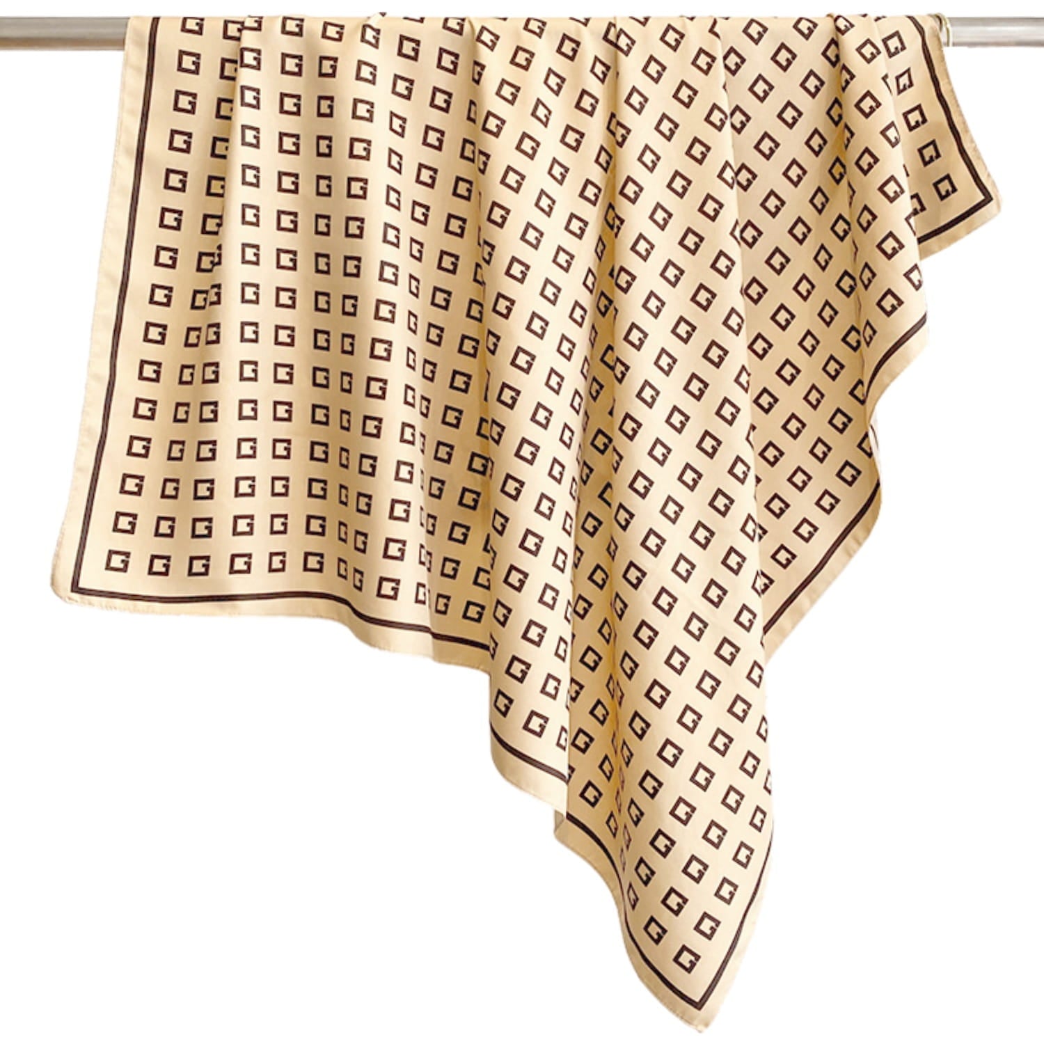 Wzór regularnych kwadratów na beżowej apaszce, zbliżenie na fakturę materiału | KAMEA | Spironik.pl