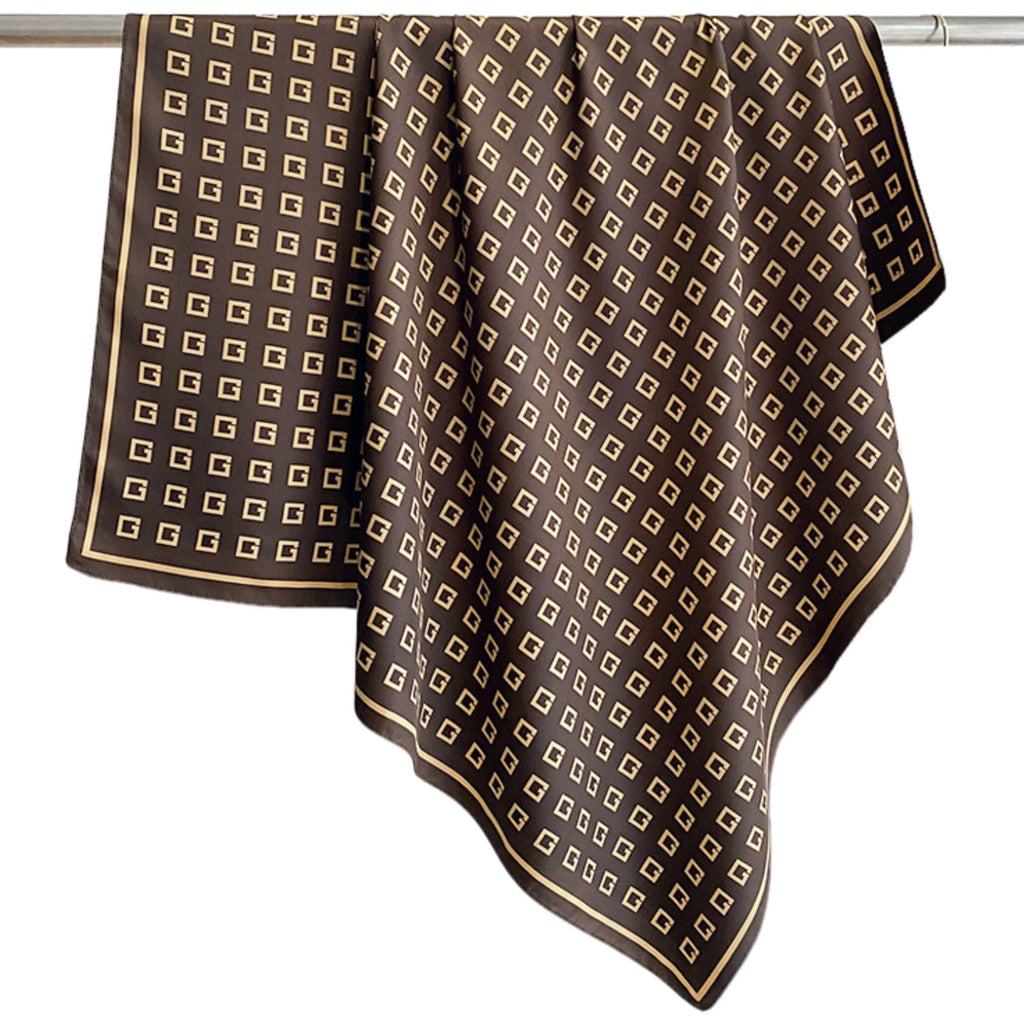 Apaszka w klasycznym stylu, złożona na tle jasnej tkaniny | KAMEA | Spironik.pl