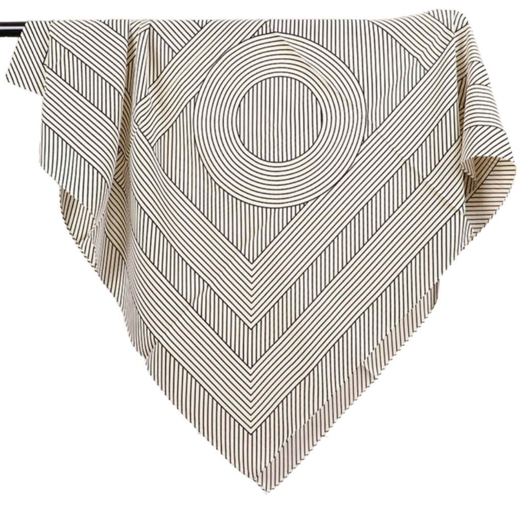 Zbliżenie na fakturę materiału apaszki, ukazujące subtelny połysk tkaniny | KAMEA | Spironik.pl