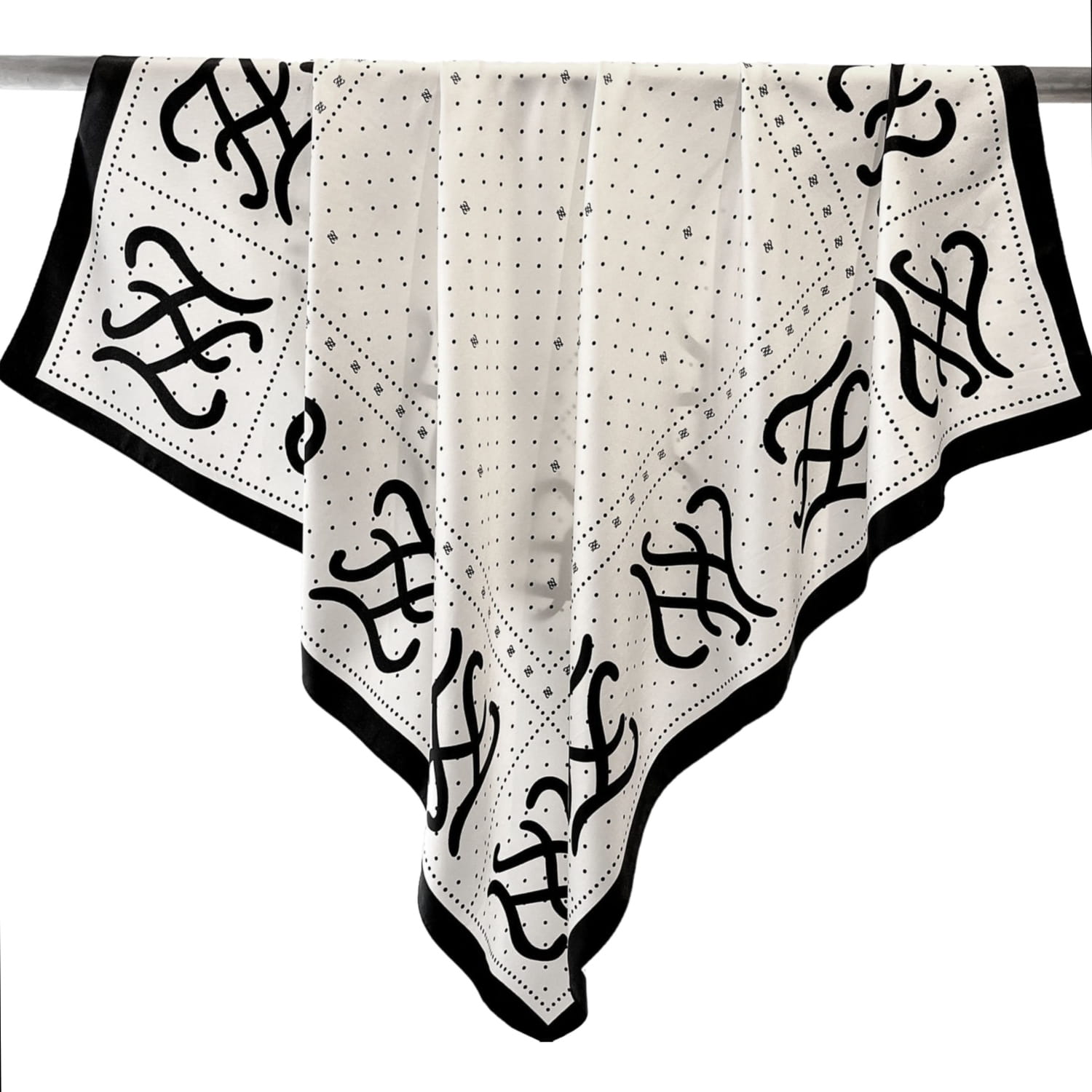 Apaszka w użyciu jako opaska na głowie, dodająca klasy każdej stylizacji | KAMEA | Spironik.pl