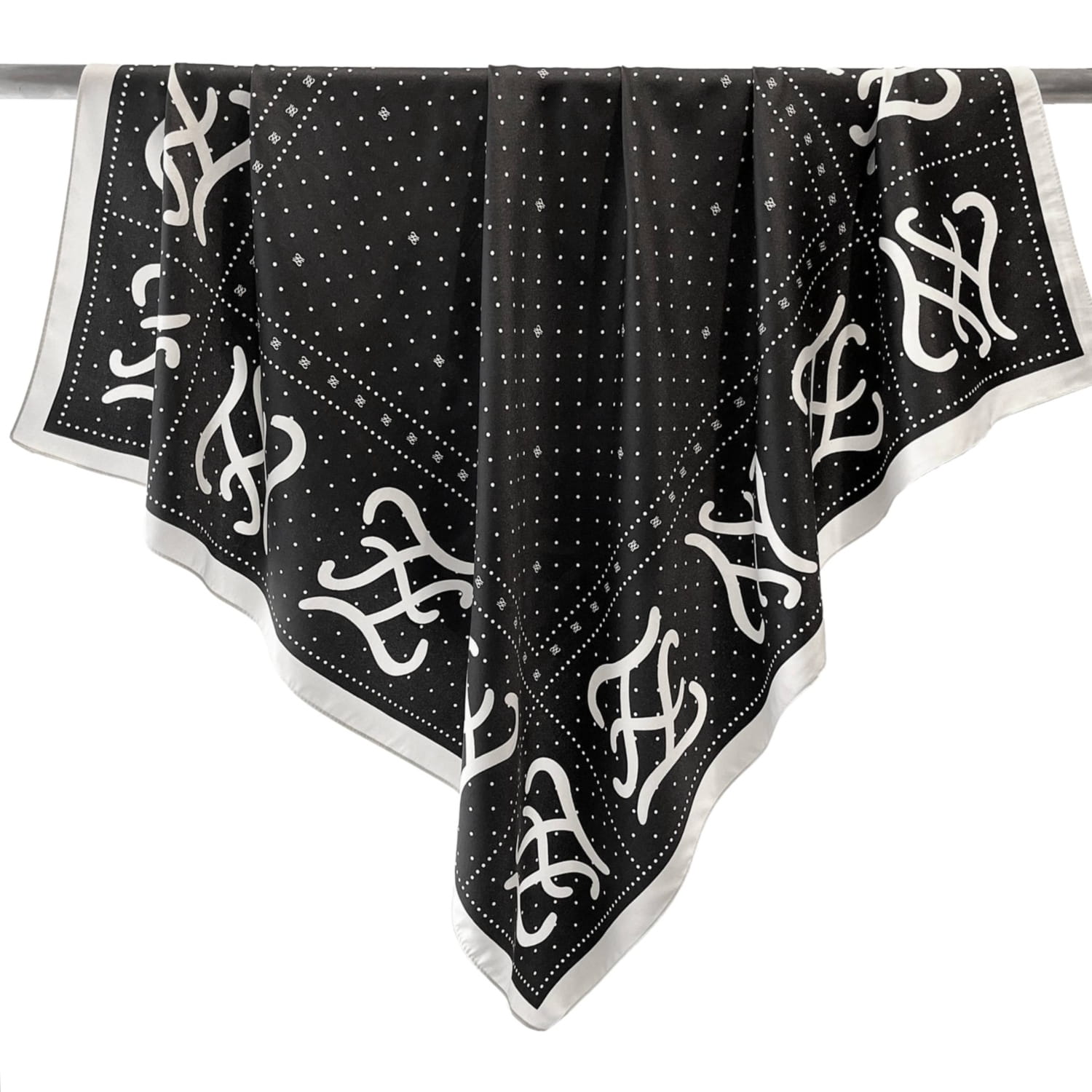 Zbliżenie na fakturę satynowego poliestru, który jest przyjemny dla skóry i lekki w noszeniu | KAMEA | Spironik.pl