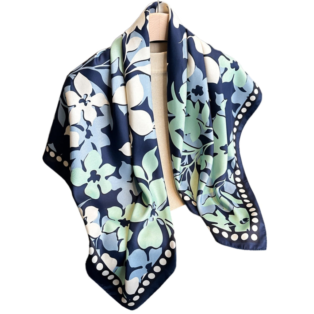 Wymiary apaszki 90x90 cm, idealna do noszenia jako ozdoba torebki lub włosów | KAMEA | Spironik.pl