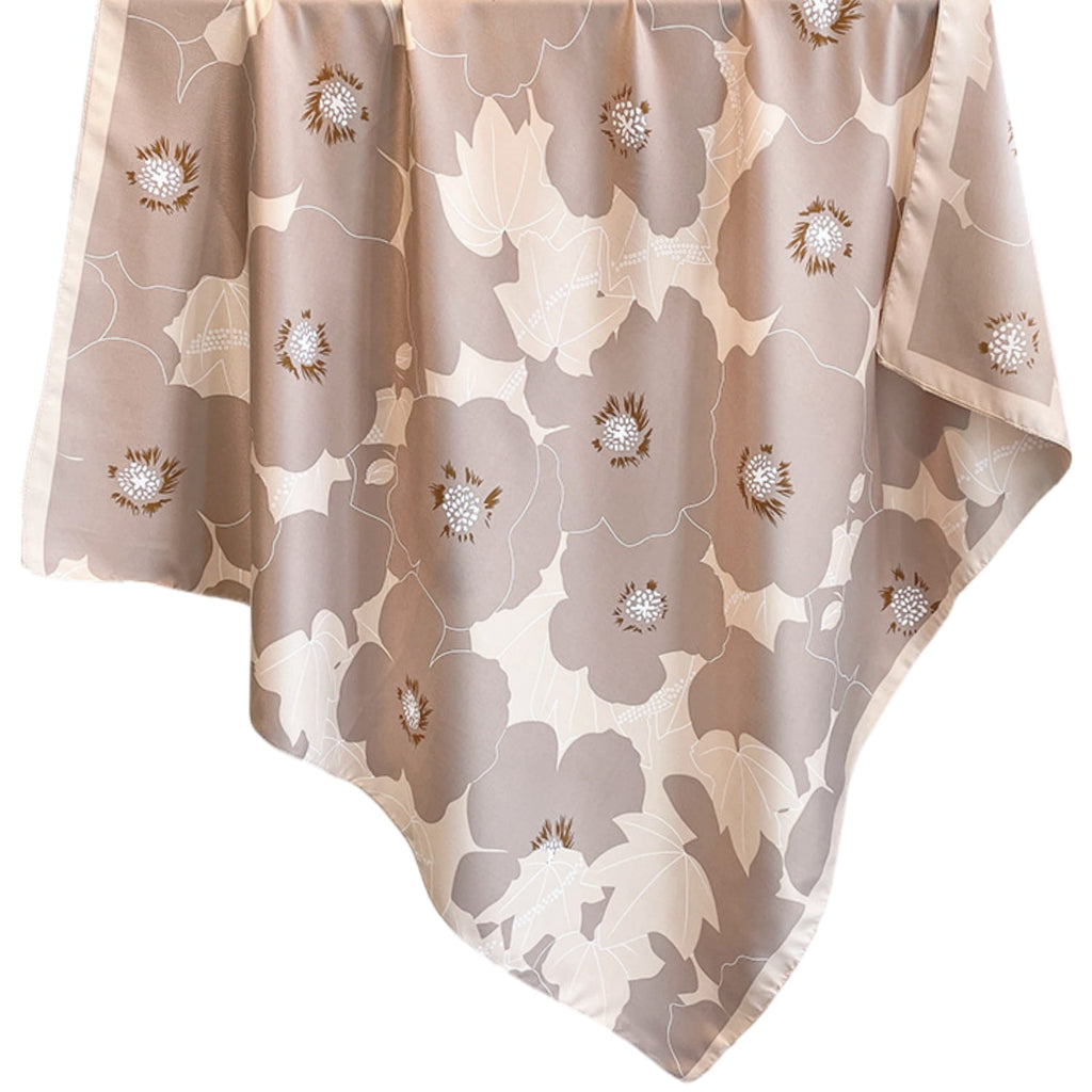 Zbliżenie na kwiatowy motyw apaszki, ukazujące detale i kolorystykę materiału | KAMEA | Spironik.pl