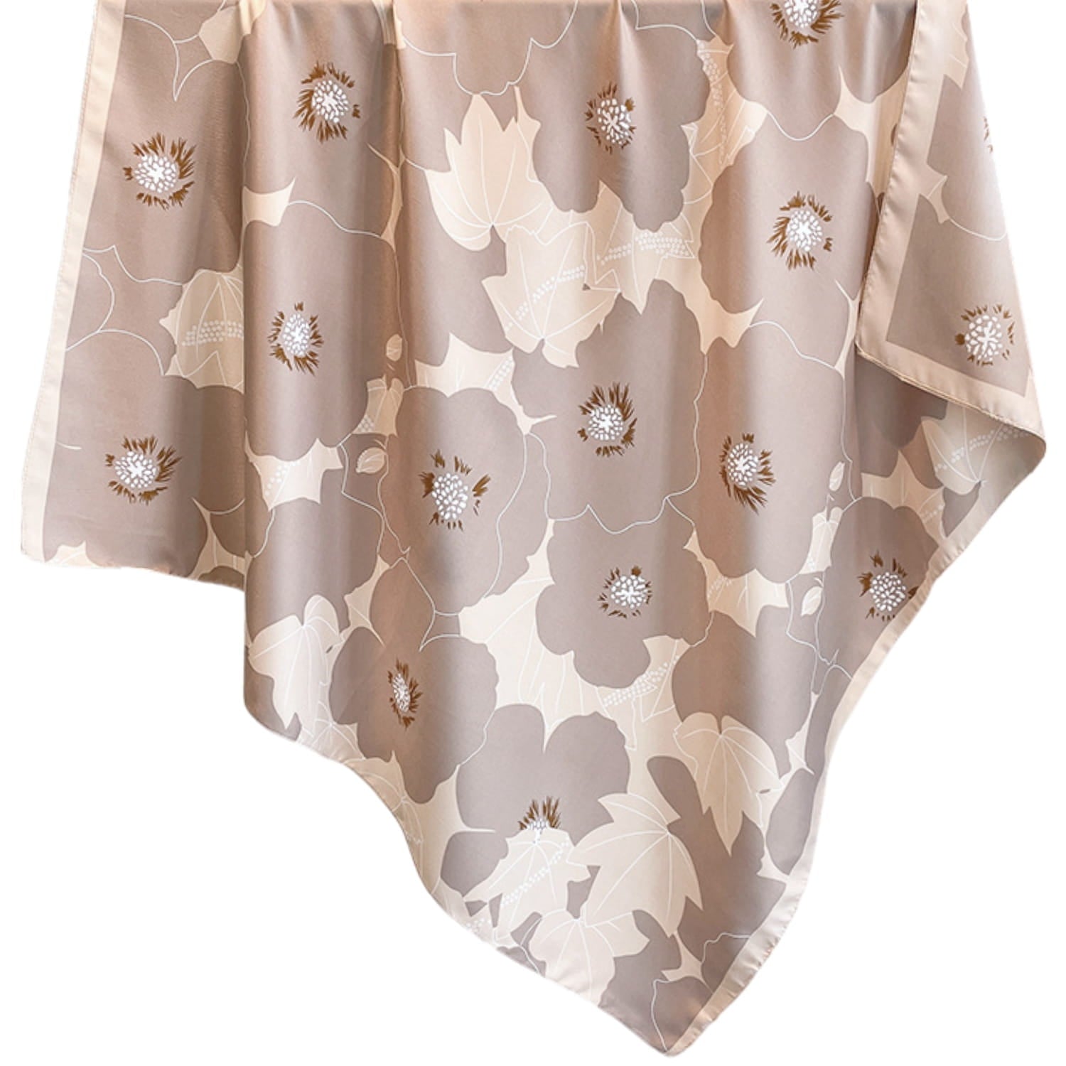 Zbliżenie na kwiatowy motyw apaszki, ukazujące detale i kolorystykę materiału | KAMEA | Spironik.pl