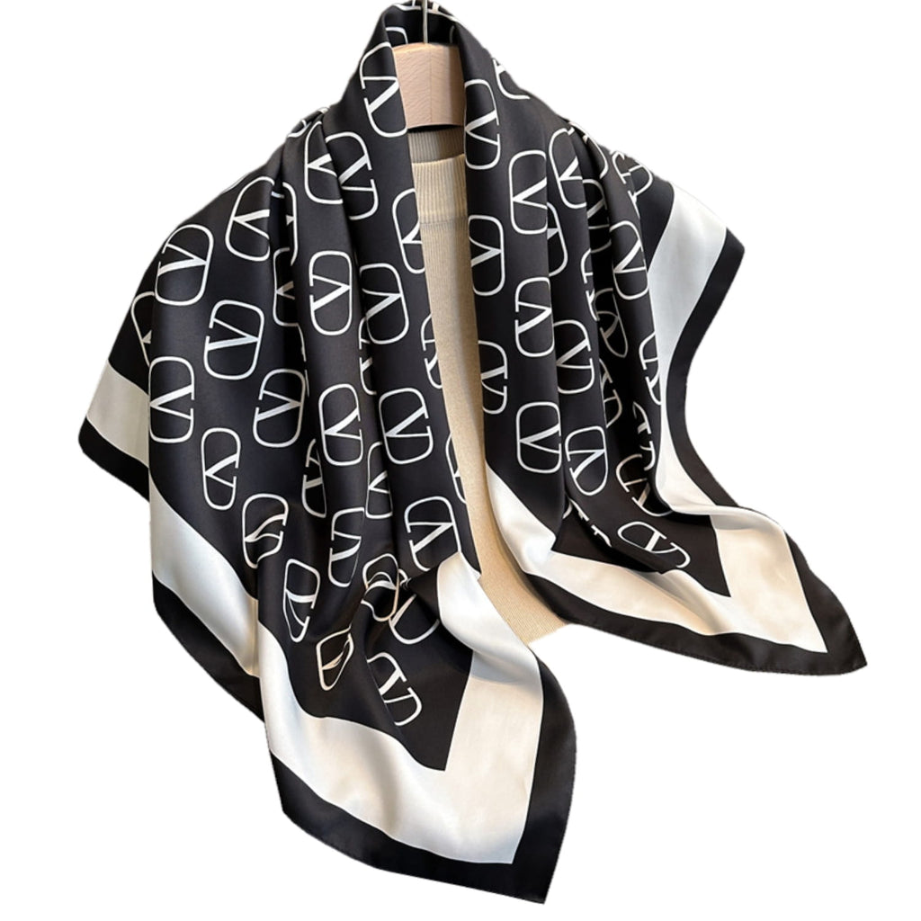 Detal apaszki „Czarny Monogram” ukazujący subtelny połysk materiału i minimalistyczny wzór monogramu | KAMEA | Spironik.pl