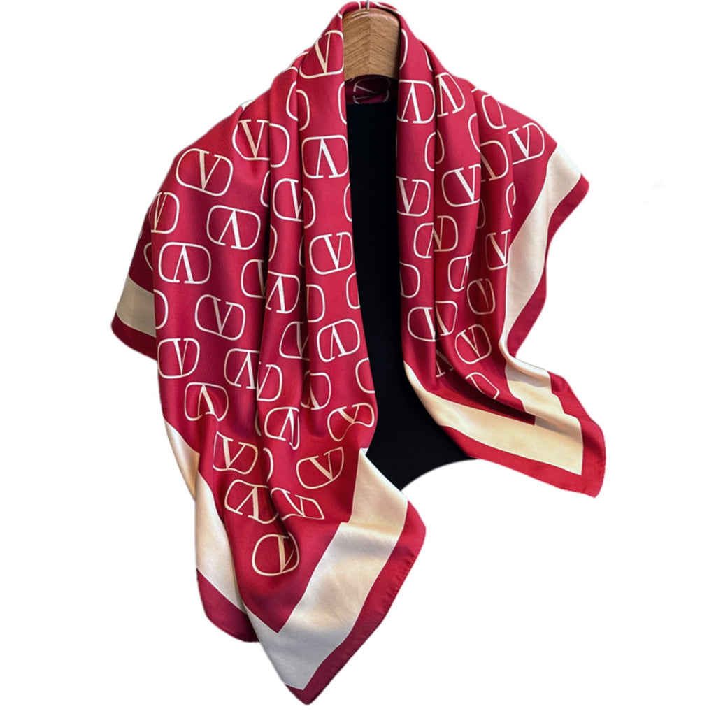 Widok apaszki „Czerwony Monogram” z boku, prezentujący kontrastową ramkę i monogram | KAMEA | Spironik.pl