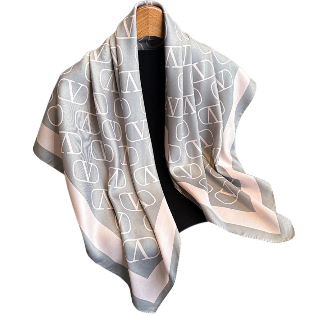 Apaszka w użyciu, stylowo noszona na szyi, idealna do codziennych i formalnych stylizacji | KAMEA | Spironik.pl