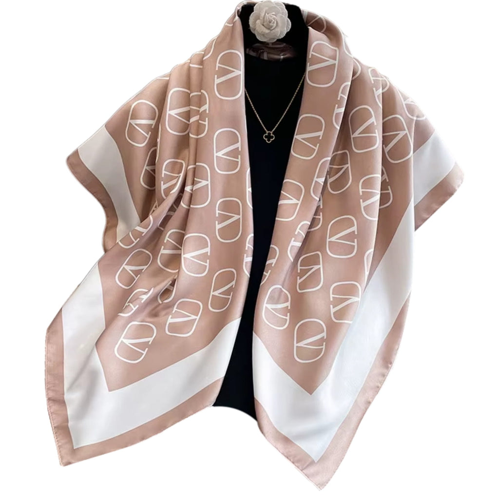 Apaszka w użyciu, stylowo związana na włosach, podkreślająca minimalistyczny look użytkowniczki | KAMEA | Spironik.pl