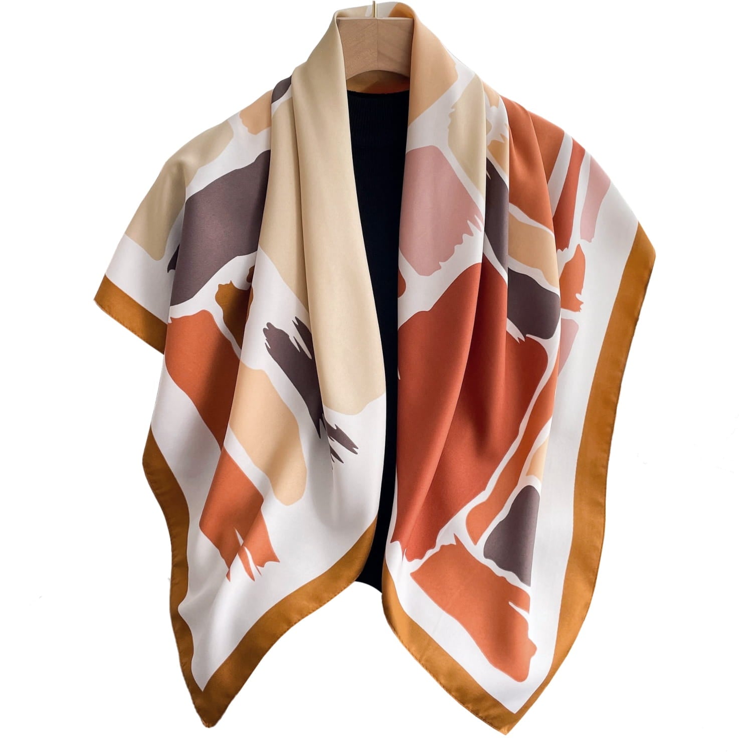 Widok apaszki „Ciepłe Tonacje” z boku, prezentujący jej wymiary 90x90 cm i artystyczny wzór | KAMEA | Spironik.pl