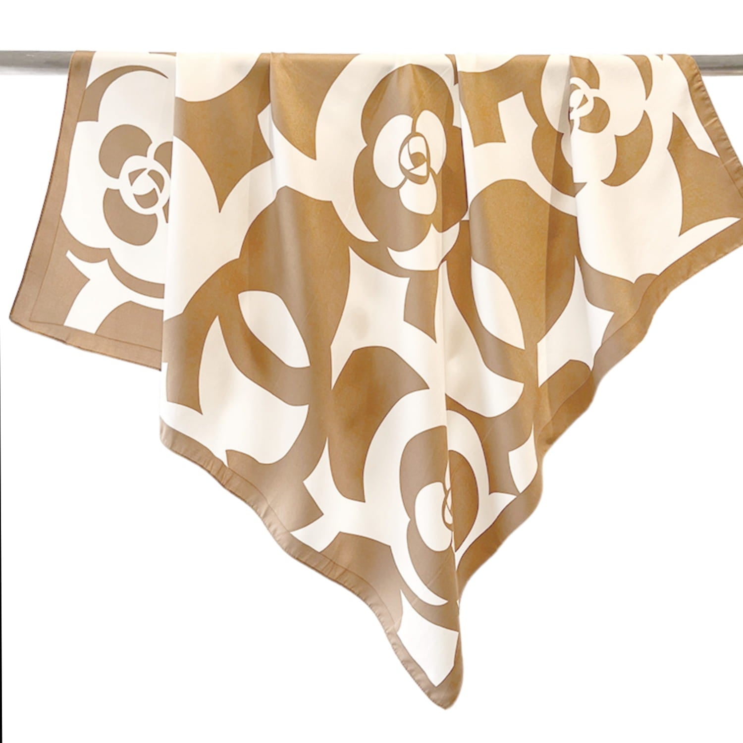 Apaszka o wymiarach 90x90 cm, doskonała do wielosezonowych stylizacji, w kolorach beżowym i kremowym | KAMEA | Spironik.pl