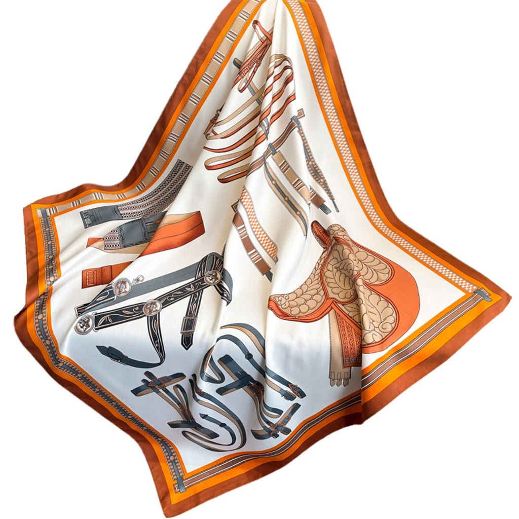 Faktura imitacji jedwabiu apaszki damskiej „Jeździecki Styl” w odcieniach grafitu i karmelu | KAMEA | Spironik.pl