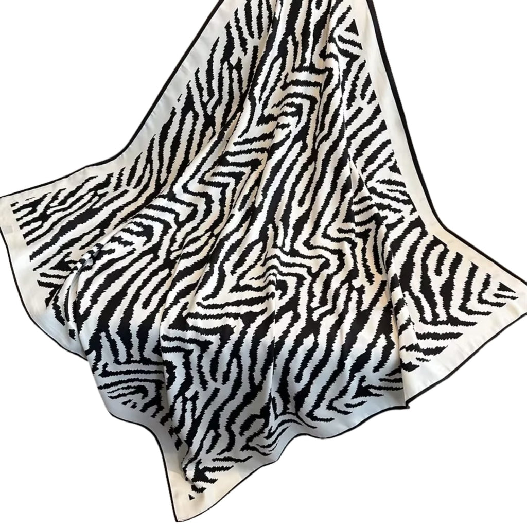 Apaszka w pełnej skali, leżąca na stole, podkreślająca nowoczesny styl i odważny wzór | KAMEA | Spironik.pl