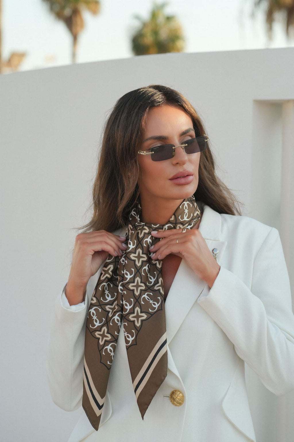 Apaszka, Model: F367-3//T39//18, Kolor: ciemny brązowy, Skład materiału: 100% Poliester, Przeznaczenie: Wielosezonowe, Wymiary(długość/szerokość): 90cm/90cm