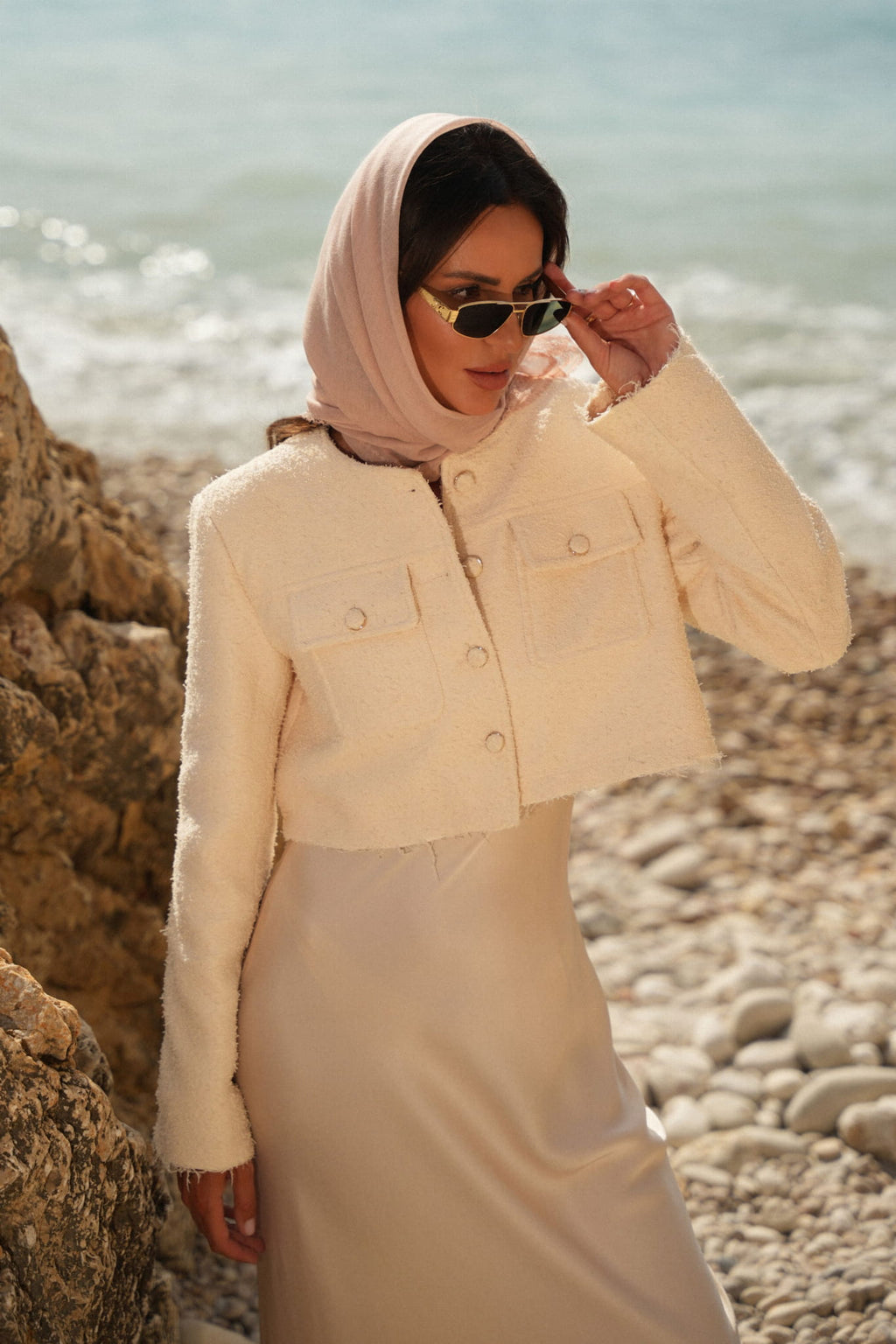 Detal koronki na brzegach chusty bawełnianej w kolorze pudrowego różu | KAMEA | Spironik.pl